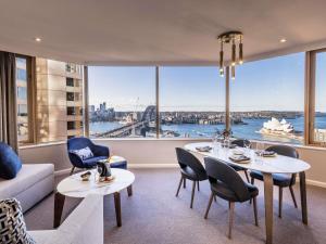 Posezení v ubytování The Sebel Quay West Suites Sydney