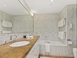 The Sebel Quay West Suites Sydney的一间浴室