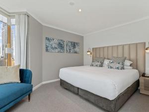 The Sebel Quay West Suites Sydney客房内的一张或多张床位