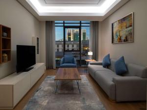 TV a/nebo společenská místnost v ubytování Movenpick Living Istanbul West