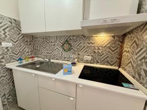 una cocina con fregadero y encimera en Residence Elite, en Grado