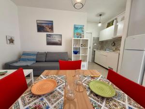 Una cocina y un comedor con mesa y sillas. en Residence Elite, en Grado 17 fotos más