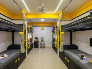 The Hosteller Fort Kochi, Ocean Edge客房内的一张或多张床位
