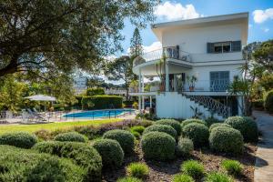 a house with a swimming pool and a garden at Villa Son Veri de la Marina in El Arenal