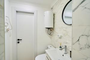 Et badeværelse på Studio Near Airport WiFi Valea Crucii 6