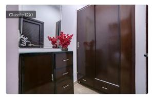 bagno con lavandino e grande mobile in legno di Arora Farms a Noida