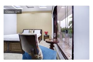 una camera da letto con un letto e un balcone con un tavolo di Arora Farms a Noida