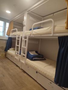 Zimmer mit 2 Etagenbetten in einem Zimmer in der Unterkunft Albergue SP 55 by Bossh! Hotels in Santiago de Compostela + 68 Fotos