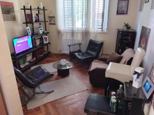 TV a/nebo společenská místnost v ubytování Vila Dina