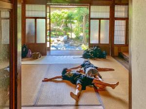 two children laying on the floor in a room at 泉庵 --大阪 奈良観光の拠点になる和風貸切宿-- プロジェクター付き最大6名 in Osaka