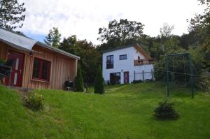 een huis op een heuvel met een speeltuin bij Lebensfreude in Niederdorla