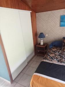 une chambre avec un lit et une lampe sur une table dans l'établissement Chambre d hôte, à La Celle-sous-Gouzon