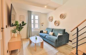 salon z niebieską kanapą i stołem w obiekcie Nice 2 bed flat - Hyper centre St Tropez w Saint-Tropez