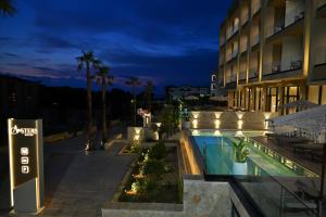 Bazén v ubytování Asters Hotel nebo v jeho okolí