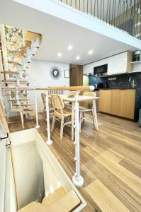 kuchnia i jadalnia ze stołem i schodami w obiekcie Elegant apartment - 2BR-5P - Champs de Mars w Paryżu