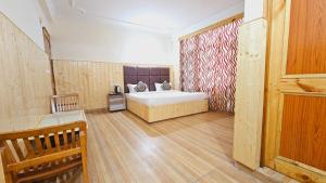 Giường trong phòng chung tại Hotel Suraj Retreat Inn
