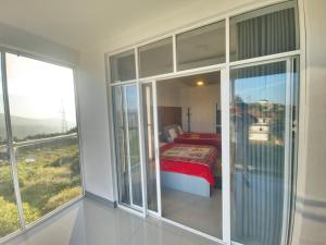 Postel nebo postele na pokoji v ubytování White City Villa