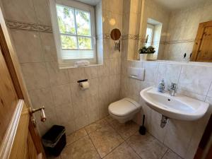 Koupelna v ubytování Ferienhaus Fiete in Wieck + 26 fotografií