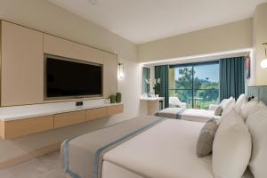 TV a/nebo společenská místnost v ubytování Bergiz Hotels & Resorts Kemer