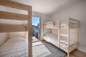 due letti a castello in una stanza con finestra di 850m de la mer - Maison 8 adultes et 4 enfants a Piriac-sur-Mer
