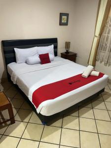 Letto o letti in una camera di RedDoorz Plus near Parahyangan University