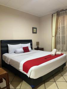 Letto o letti in una camera di RedDoorz Plus near Parahyangan University