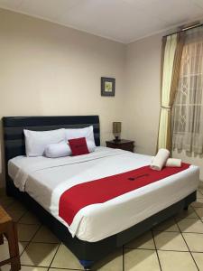 Letto o letti in una camera di RedDoorz Plus near Parahyangan University
