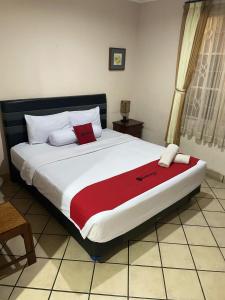 Letto o letti in una camera di RedDoorz Plus near Parahyangan University