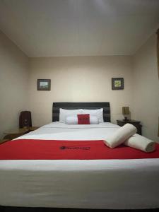 Letto o letti in una camera di RedDoorz Plus near Parahyangan University