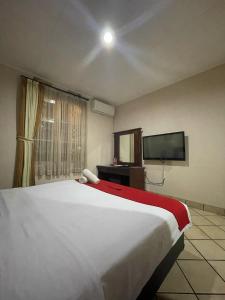 Letto o letti in una camera di RedDoorz Plus near Parahyangan University