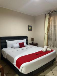 Letto o letti in una camera di RedDoorz Plus near Parahyangan University