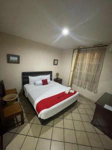 Letto o letti in una camera di RedDoorz Plus near Parahyangan University