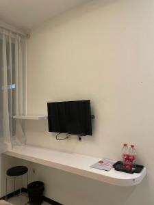 TV o dispositivi per l'intrattenimento presso RedDoorz Plus near Parahyangan University