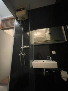 Bagno di RedDoorz Plus near Parahyangan University