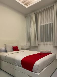 Postel nebo postele na pokoji v ubytování RedDoorz Plus near Parahyangan University