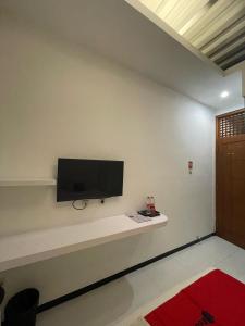 TV o dispositivi per l'intrattenimento presso RedDoorz Plus near Parahyangan University