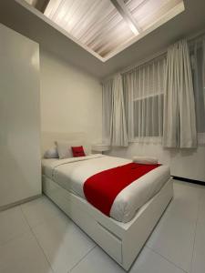 Letto o letti in una camera di RedDoorz Plus near Parahyangan University
