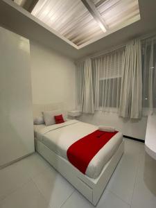 Letto o letti in una camera di RedDoorz Plus near Parahyangan University