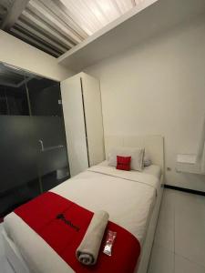 Letto o letti in una camera di RedDoorz Plus near Parahyangan University