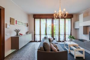 a living room with a couch and a table at Modena Garden Retreat, 5 min dal centro con Garage in Modena