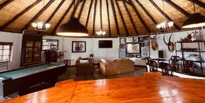 Biliár nebo kulečník v ubytování Lourenza Wild en Plaas Lodge
