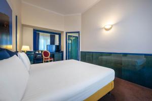 Postel nebo postele na pokoji v ubytování iH Hotels Milano Ambasciatori