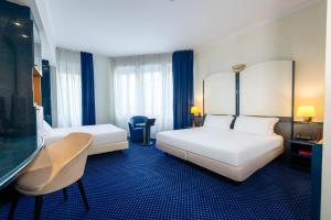 Postel nebo postele na pokoji v ubytování iH Hotels Milano Ambasciatori