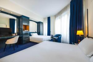 Postel nebo postele na pokoji v ubytování iH Hotels Milano Ambasciatori