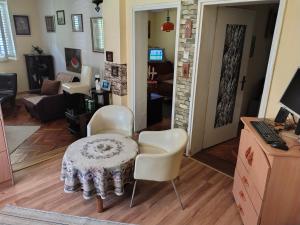 TV a/nebo společenská místnost v ubytování Vila Dina