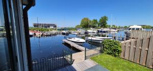Blick auf einen Yachthafen mit Booten im Wasser in der Unterkunft Vinkestek Verhuur in Vinkeveen