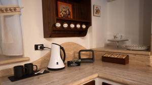 a kitchen counter with a blender on a counter top at Giardino sul Fiume, Oasi di Relax con Vista e Parcheggio Privato a 10 min dal centro in Ascoli Piceno