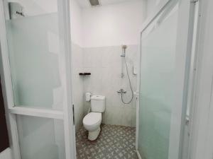 ein kleines Badezimmer mit Toilette und Dusche in der Unterkunft RedDoorz Syariah At Jl Pangeran Hidayatullah Cianjur in Cianjur