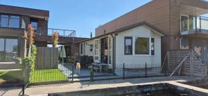 una casa con una recinzione davanti di Vinkestek Verhuur a Vinkeveen