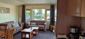 ein Wohnzimmer mit Sofa und Tisch in der Unterkunft Vinkestek Verhuur in Vinkeveen